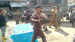 Satpol PP beserta TNI Polri, Lakukan Penertiban Pedagang Ikan di Jembatan Peureulak