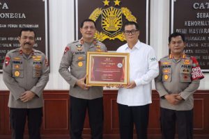 Kapolda Aceh Serahkan Piagam dan Plakat Penghargaan Kepada Komunitas Eco Enzym
