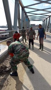 Muspika Bersama Masyarakat Keude Peureulak Gotong Royong Bersihkan Jembatan