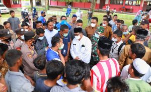 Tinjau Pengungsi Rohingya Di Ujong Pie, Laweung, Pj Bupati Pidie : Demi Kemanusian