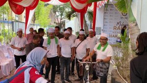 Pakai Sepeda Ontel dan Baju Kaus Putih, Haji Uma Antar Syarat Dukungan Maju Balon DPD RI