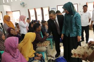 Bupati Tapsel Serahkan Bibit Kopi dan Ternak Ayam di Desa Sampean
