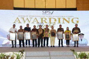 Bupati Tapsel Terima Penghargaan Anugerah Pers dari SPS Sumut