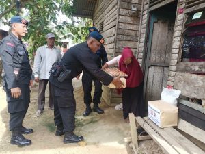Satgas Kotejensi Kompi 2 Batalyon B Pelopor Satbrimob Polda Aceh Salurkan Bansos Jum’at Berkah di Aceh Timur