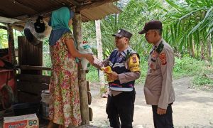 Polsek Banda Alam Polres Aceh Timur Serahkan Bantuan Sembako ke Masyarakat