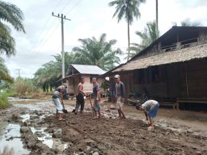 Terlihat Tokoh Masyarakat Peduli Memperbaiki Kondisi Jalan Rusak