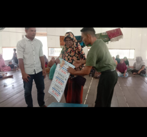 Masyarakat Gampong Pande Dengan Sejuta Senyuman Saat Proses Pembagian BLT