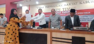 Keluhkan Bau Busuk, Warga Lingkar Tambang PT Medco Menangis di Gedung DPRK Atim