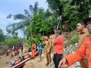 Pemimpin Yang Merakyat, Pj Walikota Langsa Ikut Mancari Anak Tenggelam