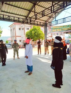 Lima Pelaku Maisir Dicambuk di Halaman Kantor Kejari Gayo Lues