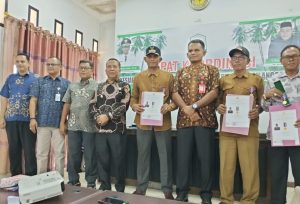 Uji Kinerja Pemerintah Desa, Pemkab Atim Serahkan Piagam dan Lencana
