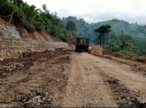 Jalan Blangkejeren – Kutacane Kembali Lancar, Pihak Rekanan Bersihkan Material Longsor di Badan Jalan