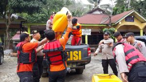 POLRES MADINA TURUT SERTA MEMBANTU MENCARI HANYUTNYA SANTRI PONPES MUSTHAFAWIYAH PURBA BARU