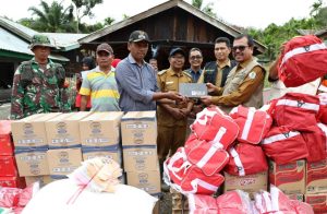 Kunjungi Korban Banjir Langkahan, Pj Bupati Azwardi Serahkan Bantuan Masa Panik