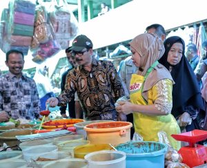 Pj Bupati Meurah Budiman Tinjau Harga Sembako, Pasar Kota Kuala Simpang