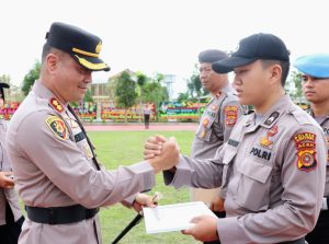 Pimpin Upacara HUT ke-42 Satpam, Kapolres Aceh Utara Berikan Reward Kepada Personel