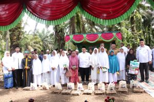 Hadiri Pengajian BKMT, Bupati Dolly Disambut Warga Sibara-bara Dengan di Upa-Upa