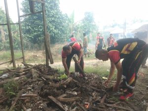 Brimob Gotong Royong Bersama Masyarakat