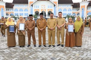 Pj Bupati Aceh Utara Beri Penghargaan Untuk 3 Guru Penulis dan Duta Desain Nasional
