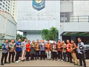 Plt Sekda Serahkan Dokumen LKPJ pada Kemendagri