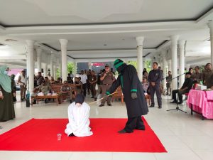 Cambuk Kembali Menggelegar 100 Kali Untuk Pasangan Mesum