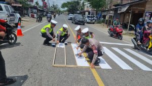 Aksi Cepat Satlantas Buat Zebra Cross di Zona Selamat Sekolah