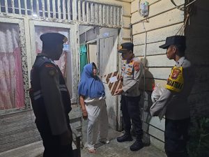 Sambut Ramadhan, Polsek Cot Girek Door to Door Serahkan Daging Meugang