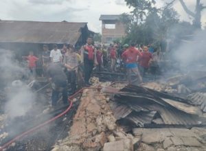 Camat Blangpegayon Bersama Masyarakat Bantu Petugas Damkar Padamkan Api