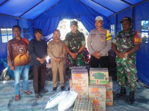Muspika Blangpegayon Dampingi Danramil Berikan Sembako kepada Korban Kebakaran