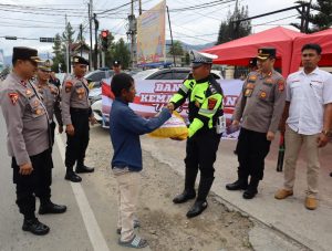 Saat Ekonomi Sedang Sulit, Kapolres Gayo Lues Berikan Sembako