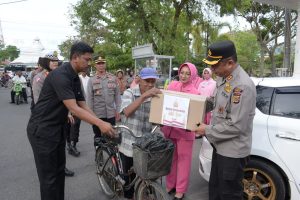 Polres Langsa Bersama Bhayangkari Berbagi Takjil dan Paket Sembako di Momen Ramadan