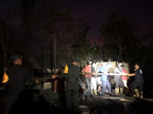QUICK RESPON, BRIMOB ACEH PADAMKAN KEBAKARAN RUMAH MASYARAKAT KABUPATEN ACEH TENGAH