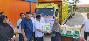 PJ. WALIKOTA LANGSA SERAHKAN BERAS CADANGAN PEMERINTAH UNTUK BANTUAN PANGAN TAHUN 2023