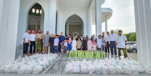 Bank Aceh Syari’ah Bireuen Bagi Paket dan Satunan Anak Yatim