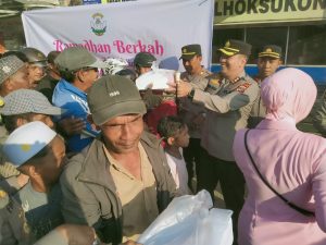 Ramadhan Berkah, Jelang Berbuka Polres Aceh Utara Bersama YKB Bagikan Ratusan Takjil