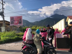 SEMARAK RAMADHAN BRIMOB BERSAMA BHAYANGKARI BAGIKAN TAKJIL KEPADA PENGENDARA