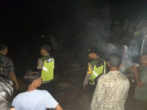 Polisi Bersama Warga dan Damkar Padamkan Kebakaran Lahan di Tanah Jambo Aye