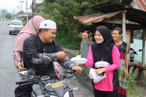 Polres Madina Terus Berbagi Takjil Kepada Pengguna Jalan Selama Ramadhan