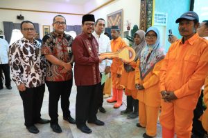 Di Aceh Utara, Petugas Kebersihan Terima Rumah Bantuan dan Ratusan Paket Sembako