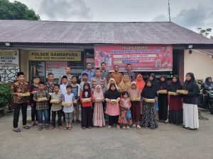 Kapolsek Gandapura Santuni Dan Berbagi Takzil Untuk Anak Yatim Piatu