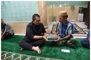 Bupati Tapsel Bayar Zakat Fitrah Keluarga di Masjid Al-Hasanah Desa Muaratais III
