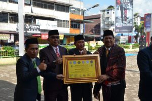 Peringatan HARDIKNAS, Irsan Efendi Nasution dan M. Yusar Diberi Piagam Penghargaan Sebagai Tokoh Pendidikan Kota Padang Sidempuan