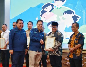Pidie Terbaik I Pelaksanaan Sub PIN se-Indonesia, Pj Bupati Terima Penghargaan Dari Menkes RI