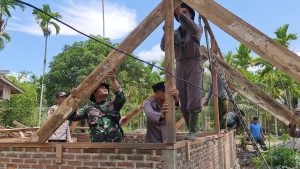 RTLH, Satgas TMMD Ke-116 Kodim 0111/Bireuen Pasang Rangka Dinding Rumah