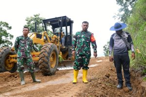 Dansatgas TMMD Ke-116 Kodim 0111/Bireuen Tinjau Perkerasan Jalan