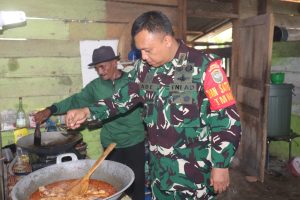 Dansatgas TMMD Ke-116 Kodim 0111/Bireuen Memasakkan Menu Makan Siang Untuk Warga