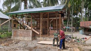 Sararan RTLH, Satgas TMMD Ke-116 Kodim 0111/Bireuen Mulai Pasang Dinding