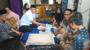 Bupati Sukhairi Kunjungi Bayi Penderita Spina Bifida