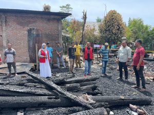 Ketua DPRK Pidie Mahfuddin Ismail Tinjau Lokasi dan Bantu Korban Kebakaran Rumah di Gampong Ceurih Delima