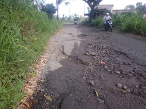 PROYEK 19 MILYAR PENINGKATAN STRUKTUR JALAN PROVINSI RUAS JALAN HUTAIMARU – BATUNADUA LOKASI DESA RIMBASOPING BERHENTI